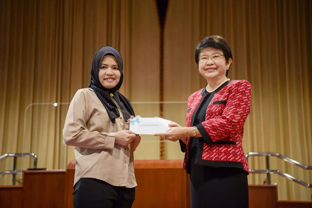 แสดงความยินดีกับผู้ได้รับรางวัล ในกิจกรรม “ประชาคม ท่องยุทธศาสตร์การพัฒนา 5 ปี”