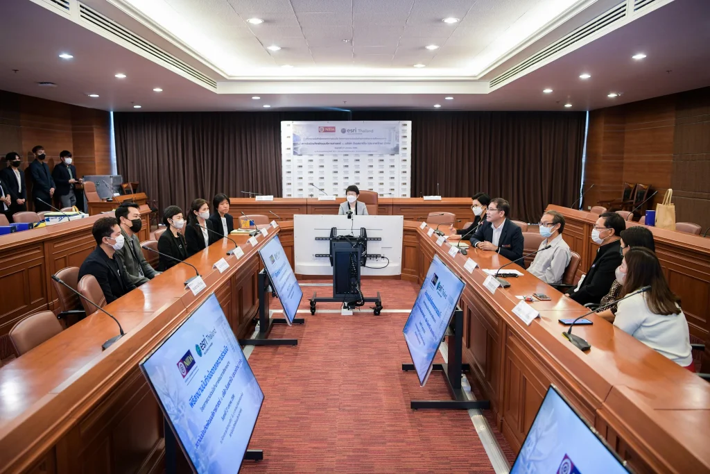 MOU โครงการความร่วมมือด้านการพัฒนาการศึกษา สถาบันบัณฑิตพัฒนบริหารศาสตร์ กับ บริษัท อีเอสอาร์ไอ (ประเทศไทย) จำกัด