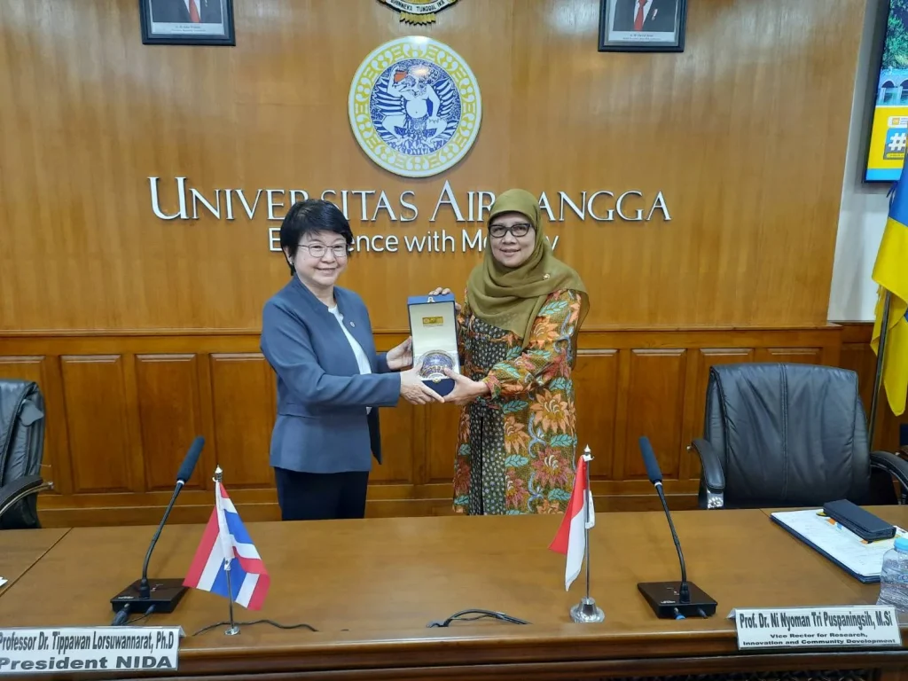 ผู้บริหาร NIDA เยือน Universitas Airlangga (UNAIR) สาธารณรัฐอินโดนีเซีย