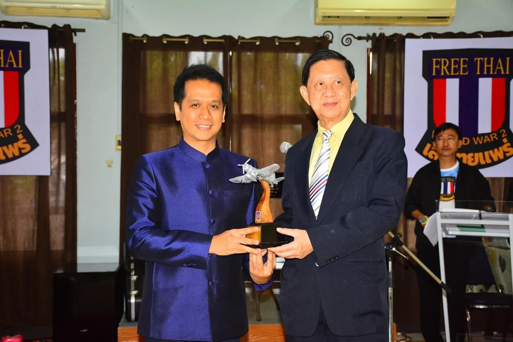 8-2 ร่วมงานและวางพวงมาลาวันเทิดเกียรติเสรีไทย