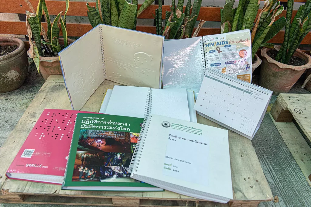 นิด้า’ ส่งมอบปฏิทินตั้งโต๊ะเก่า เพื่อผู้พิการทางสายตา จ.นนทบุรี