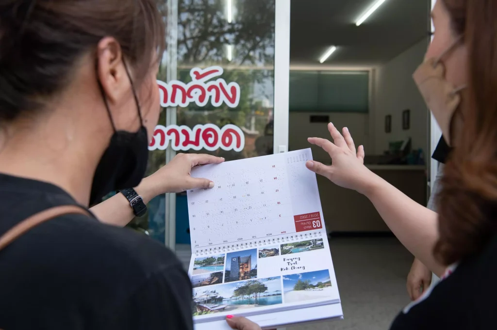 นิด้า’ ส่งมอบปฏิทินตั้งโต๊ะเก่า เพื่อผู้พิการทางสายตา จ.นนทบุรี