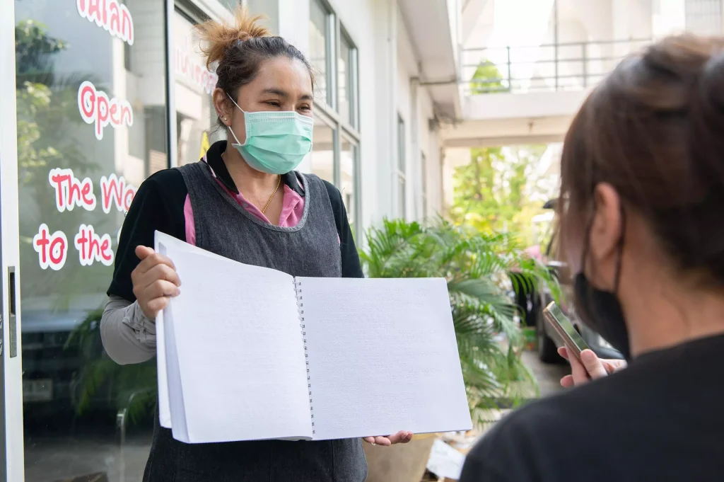 นิด้า’ ส่งมอบปฏิทินตั้งโต๊ะเก่า เพื่อผู้พิการทางสายตา จ.นนทบุรี