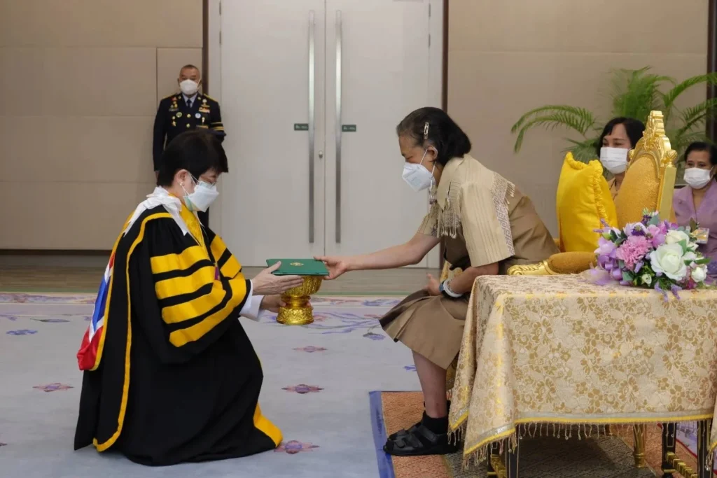 คณะผู้บริหารสถาบันเฝ้าทูลละอองพระบาท ทูลเกล้าทูลกระหม่อมถวายปริญญาปรัชญาดุษฎีบัณฑิตกิตติมศักดิ์