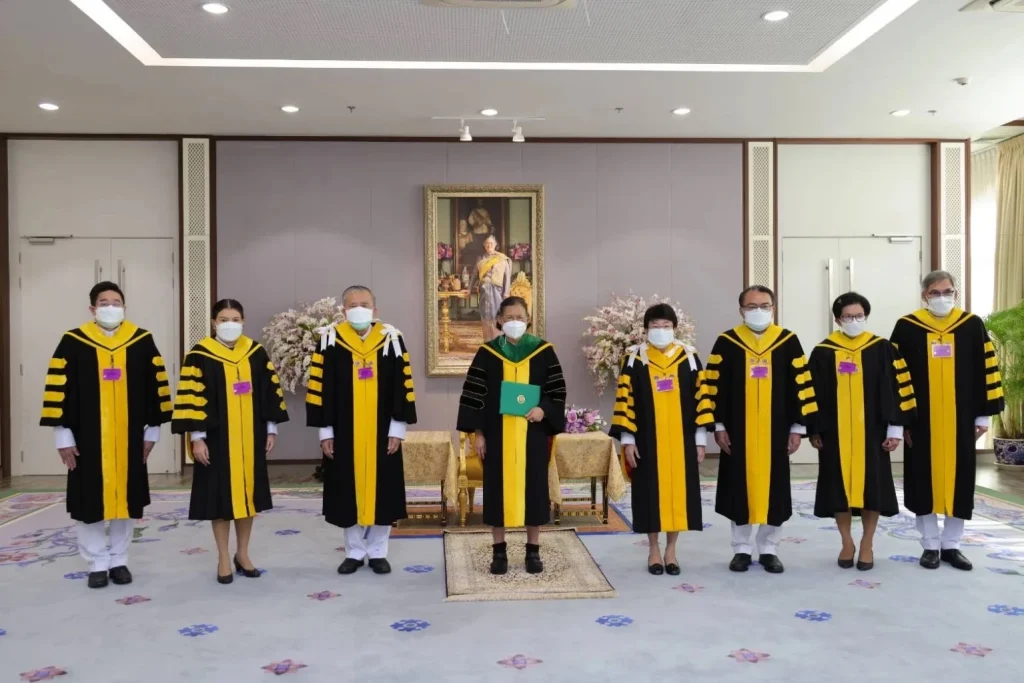 คณะผู้บริหารสถาบันเฝ้าทูลละอองพระบาท ทูลเกล้าทูลกระหม่อมถวายปริญญาปรัชญาดุษฎีบัณฑิตกิตติมศักดิ์