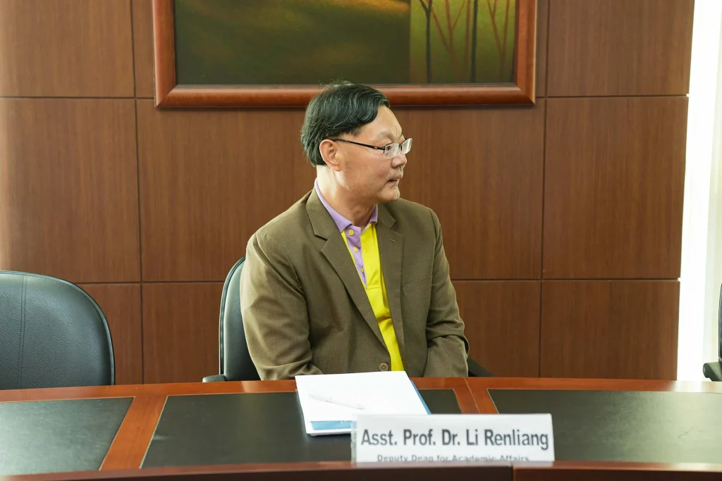 Huazhong University of Science and Technology (HUST) เยือนสถาบัน