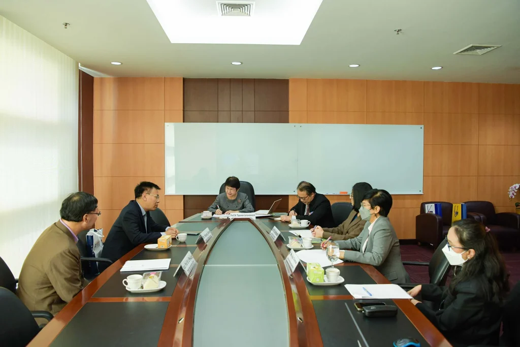 Huazhong University of Science and Technology (HUST) เยือนสถาบัน