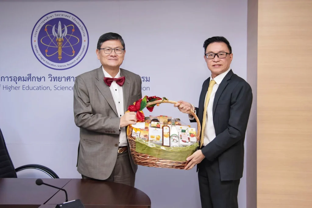 เข้าพบ อว. เพื่อมอบกระเช้าสวัสดีปีใหม่