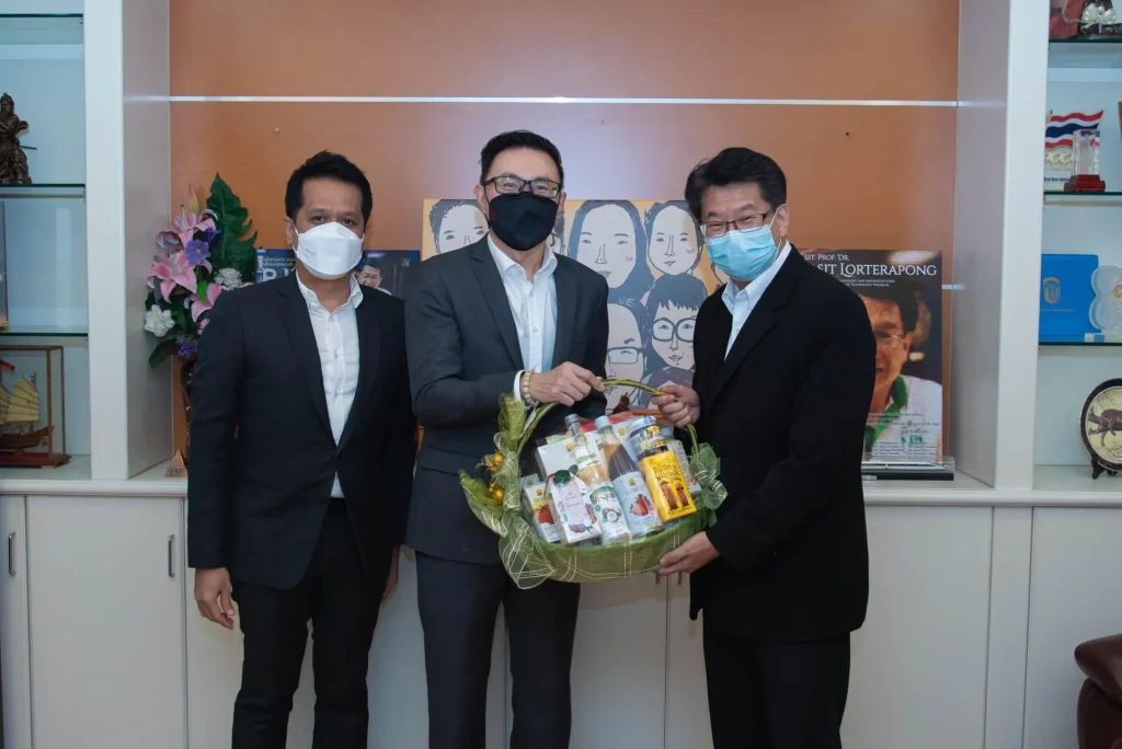 เข้าพบ อว. เพื่อมอบกระเช้าสวัสดีปีใหม่