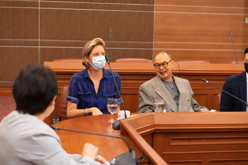 มูลนิธิเพื่อความยั่งยืน (Foundation for Sustainability) และคณะทำงาน เข้าพบเพื่อหารือ กับ อธิการบดี