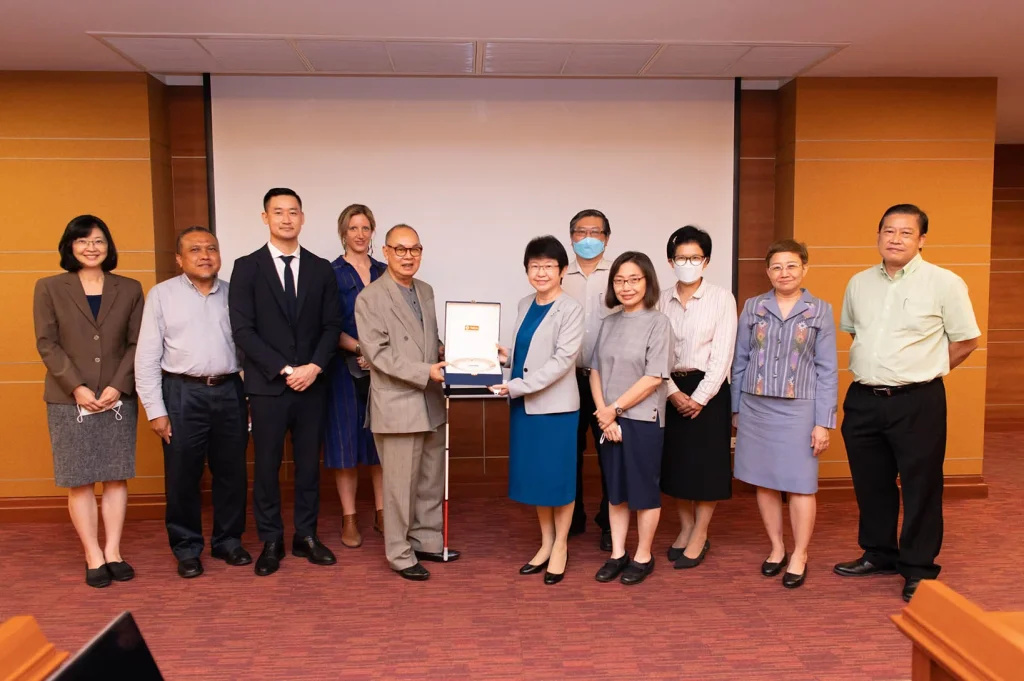 มูลนิธิเพื่อความยั่งยืน (Foundation for Sustainability) และคณะทำงาน เข้าพบเพื่อหารือ กับ อธิการบดี