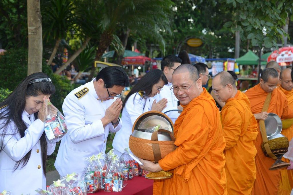 พิธีทำบุญตักบาตร และพิธีถวายราชสดุดี