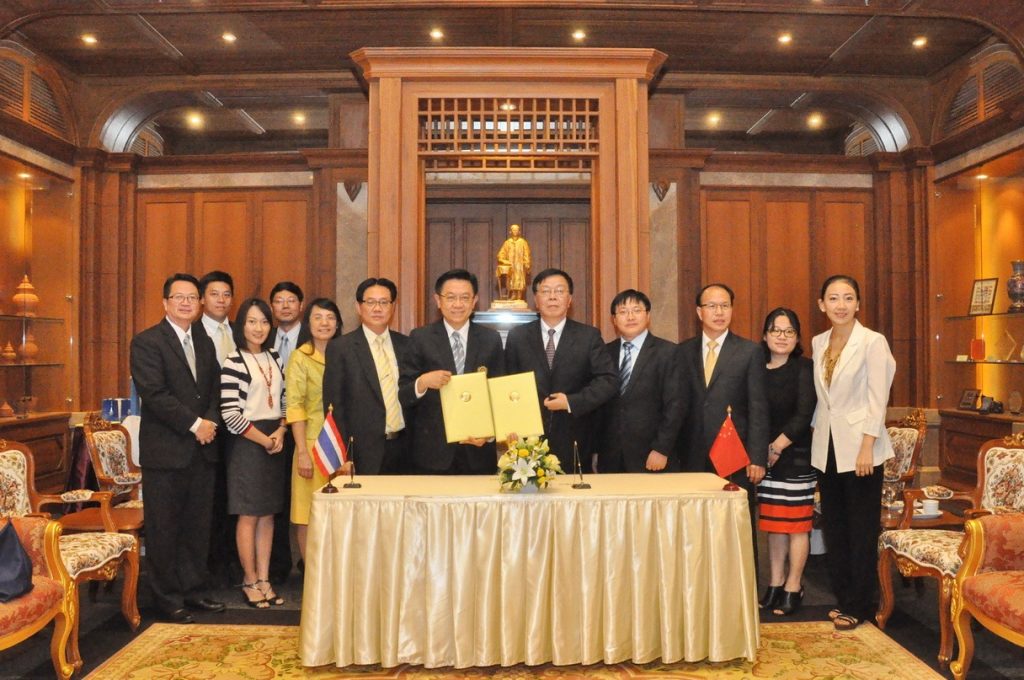 Shanghai University of International Business and Economics (SUIBE) เยือนสถาบัน