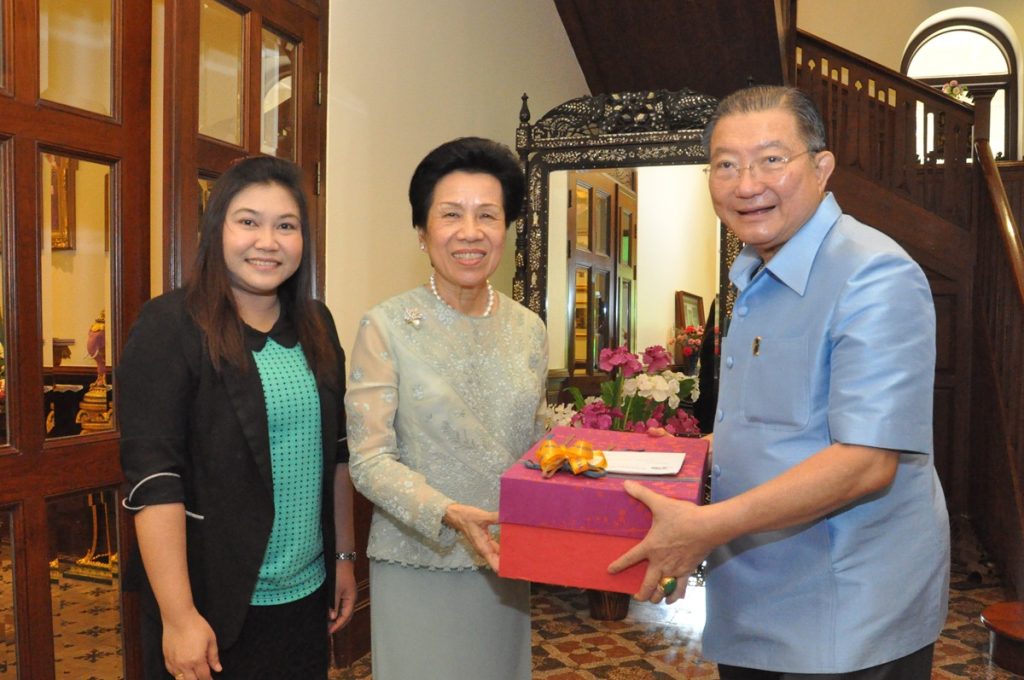 มอบของที่ระลึก เนื่องในเทศกาลปีใหม่ 2559