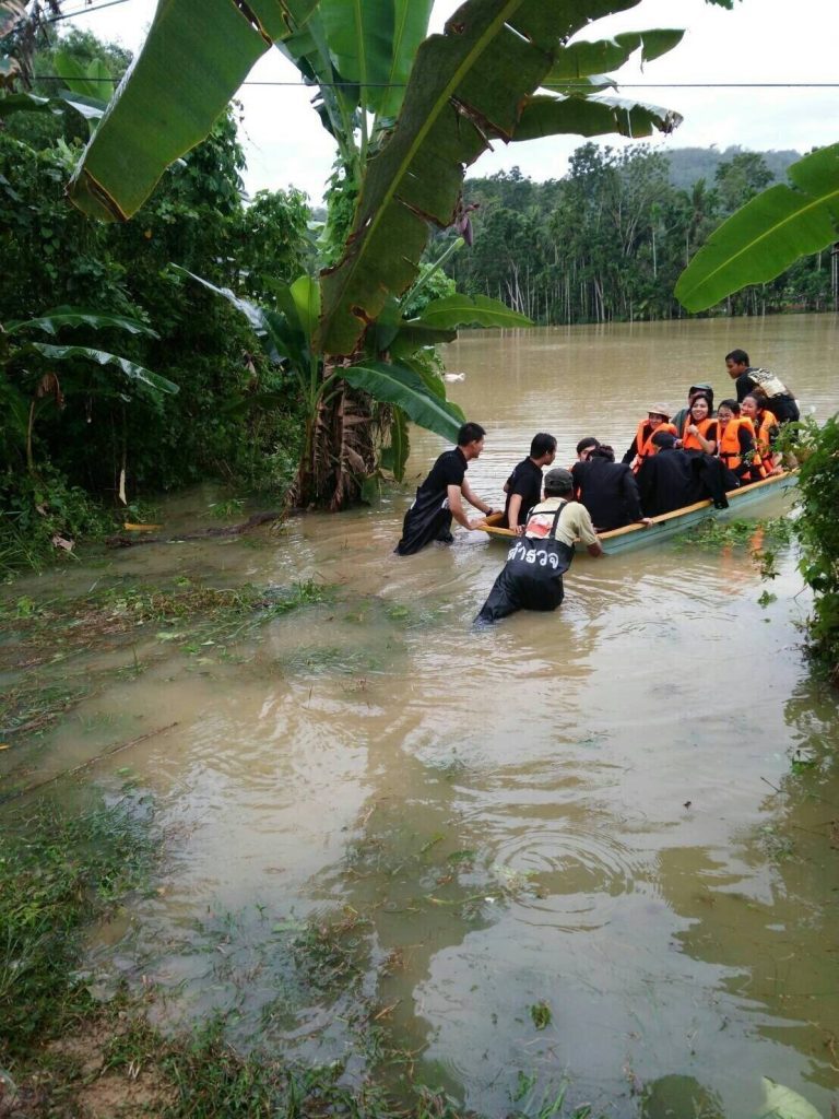 ลงพื้นที่ช่วยเหลือผู้ประสบอุทกภัยภาคใต้