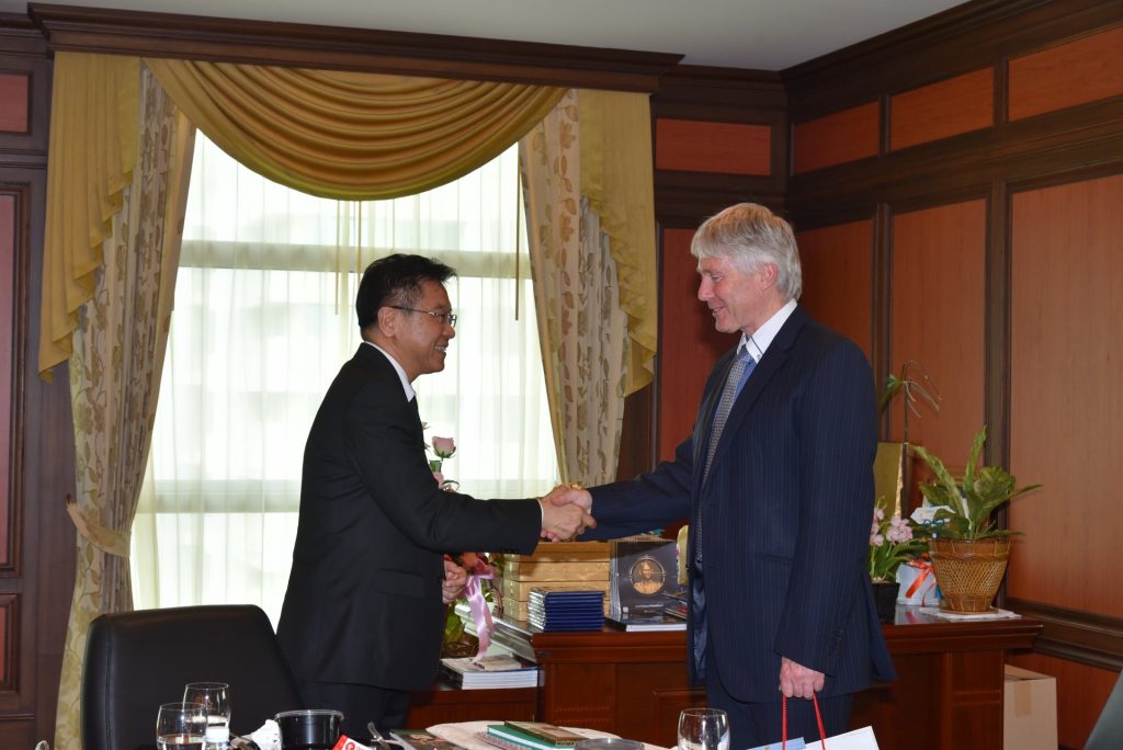 600523oia 07 7 11zon ตัวแทนจาก Victoria University of Wellington นิวซีแลนด์ เดินทางเยือนสถาบัน