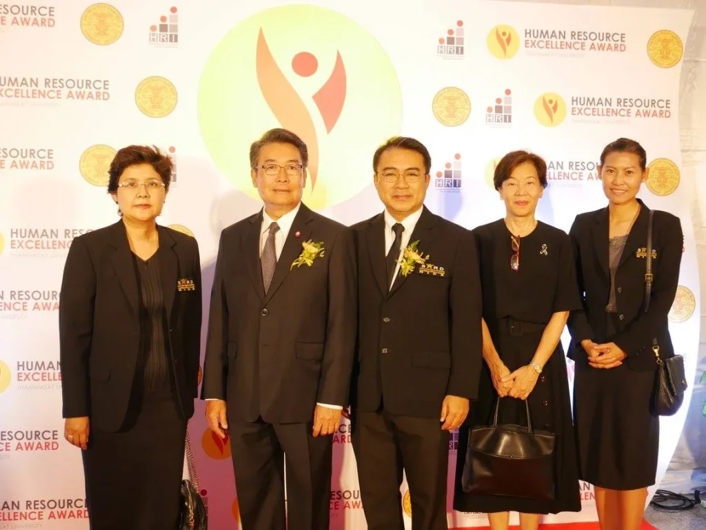 600627 01 คณะพัฒนาทรัพยากรมนุษย์ รับรางวัล “ผู้ทำคุณประโยชน์ดีเด่นด้านทรัพยากรมนุษย์” ประจำปี 2560