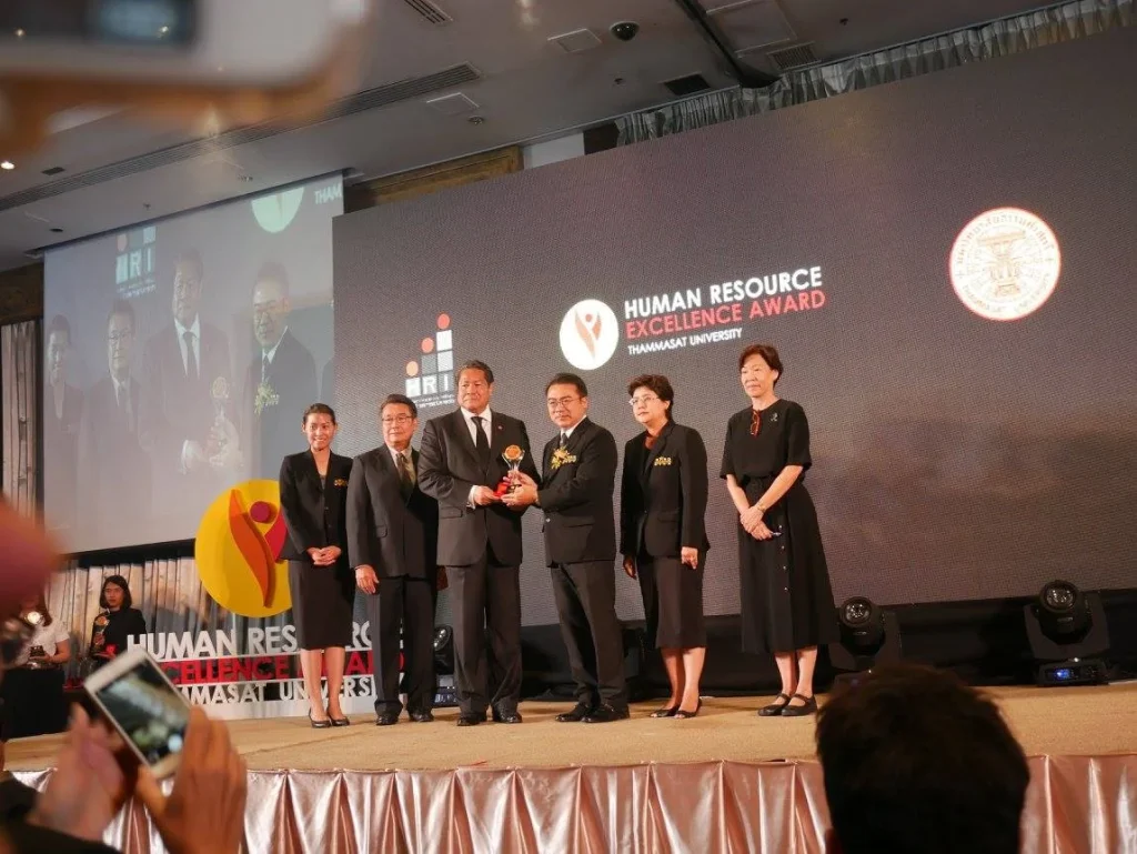 600627 02 คณะพัฒนาทรัพยากรมนุษย์ รับรางวัล “ผู้ทำคุณประโยชน์ดีเด่นด้านทรัพยากรมนุษย์” ประจำปี 2560