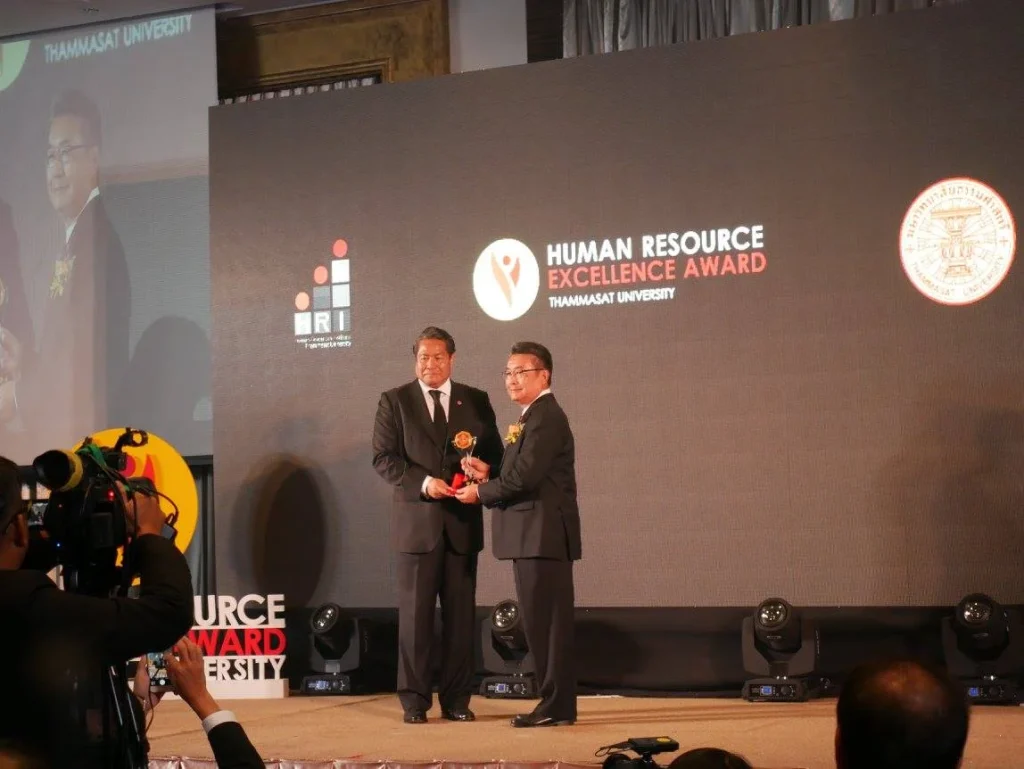 600627 03 คณะพัฒนาทรัพยากรมนุษย์ รับรางวัล “ผู้ทำคุณประโยชน์ดีเด่นด้านทรัพยากรมนุษย์” ประจำปี 2560