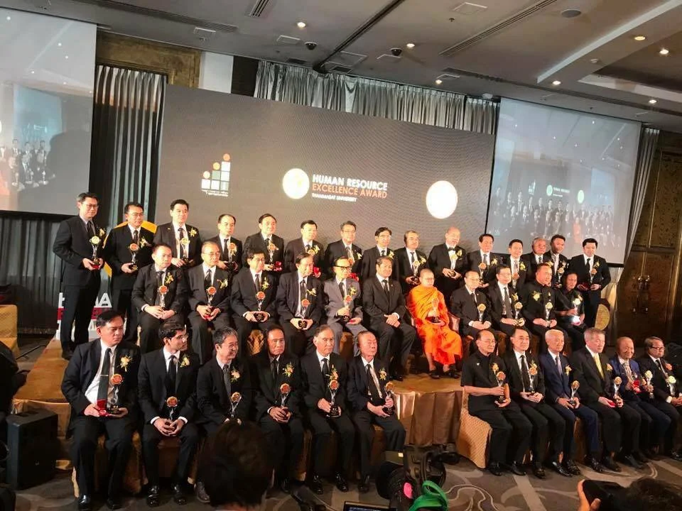 600627 04 คณะพัฒนาทรัพยากรมนุษย์ รับรางวัล “ผู้ทำคุณประโยชน์ดีเด่นด้านทรัพยากรมนุษย์” ประจำปี 2560