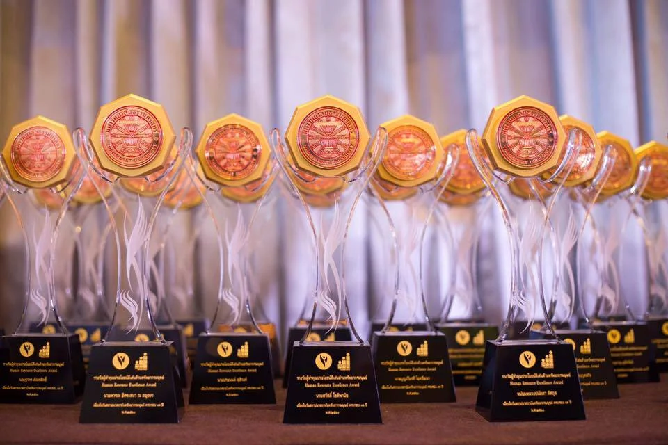 600627 06 คณะพัฒนาทรัพยากรมนุษย์ รับรางวัล “ผู้ทำคุณประโยชน์ดีเด่นด้านทรัพยากรมนุษย์” ประจำปี 2560