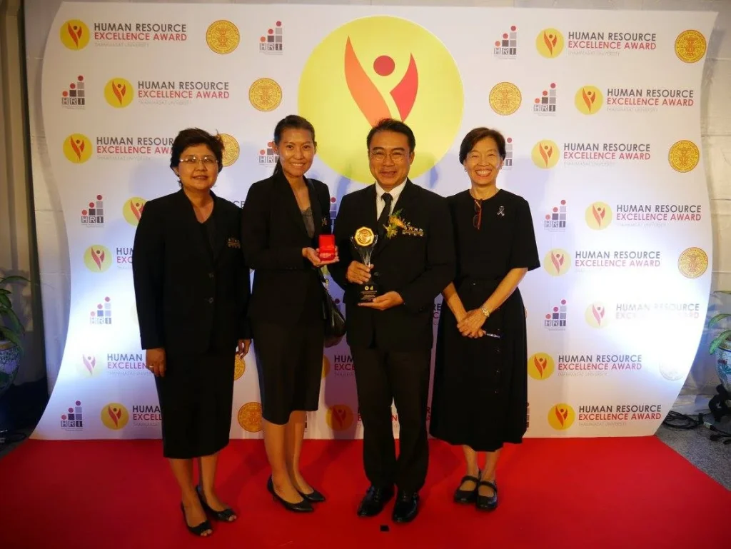 600627 08 คณะพัฒนาทรัพยากรมนุษย์ รับรางวัล “ผู้ทำคุณประโยชน์ดีเด่นด้านทรัพยากรมนุษย์” ประจำปี 2560