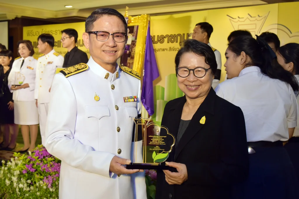 “นิด้า” รับมอบโล่พระราชทาน “แก้วไพฑูรย์”