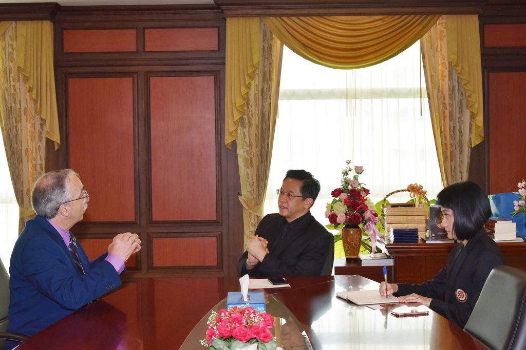 Dr. Gerard L. Hanley, California State University เยือนสถาบัน