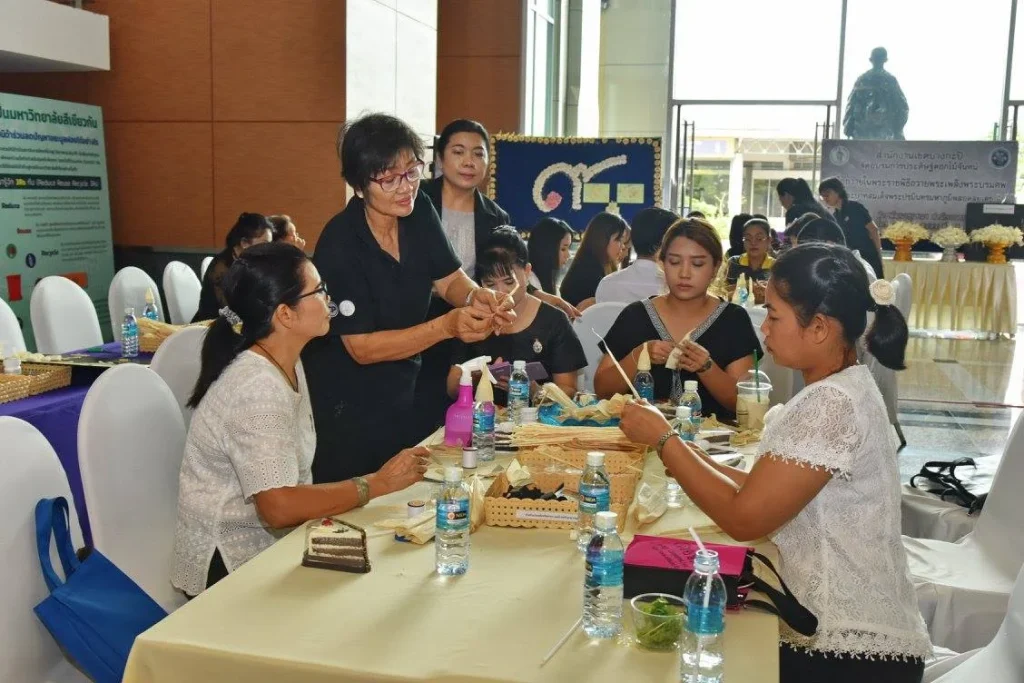 ดอกไม้จันทน์ แทนใจลูกนิด้า ถวายพ่อของแผ่นดิน ในหลวง รัชกาลที่ ๙