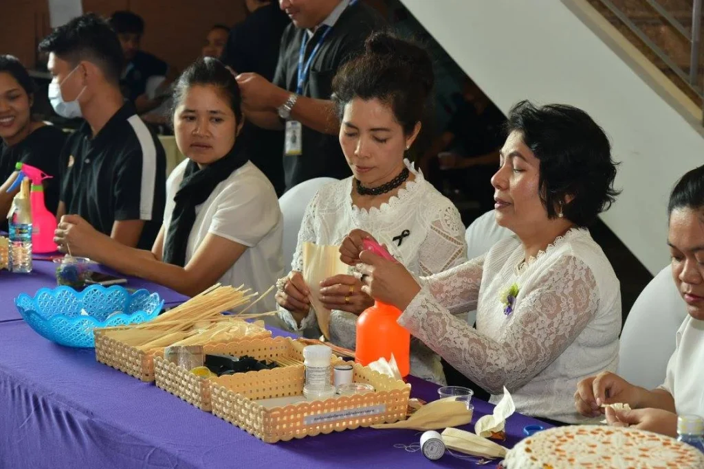 ดอกไม้จันทน์ แทนใจลูกนิด้า ถวายพ่อของแผ่นดิน ในหลวง รัชกาลที่ ๙