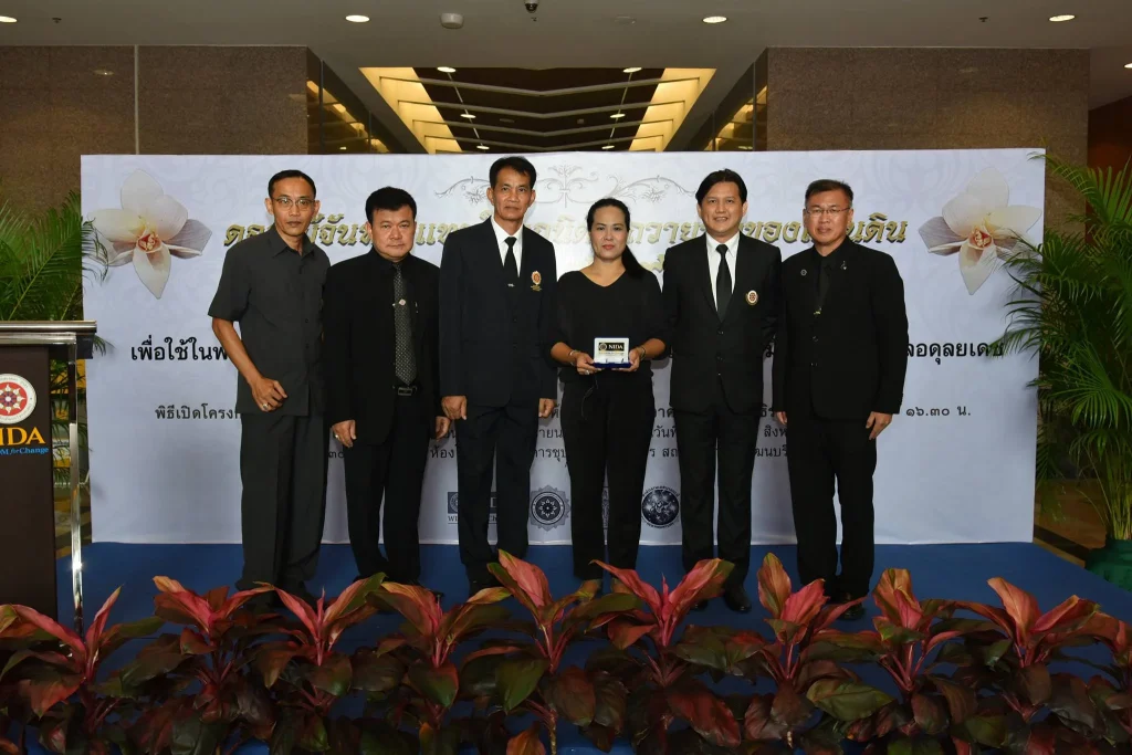 ดอกไม้จันทน์ แทนใจลูกนิด้า ถวายพ่อของแผ่นดิน ในหลวง รัชกาลที่ ๙