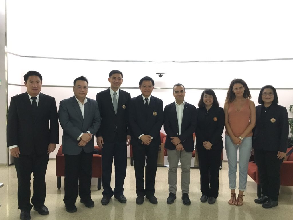 สร้างเครือข่ายความร่วมมือกับองค์กรภายนอกทั้งในระดับประเทศและระดับนานาชาติ