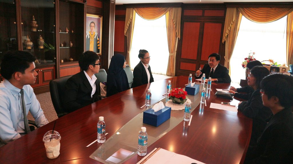 600822 01 11zon scaled นักศึกษาและบุคลากรเข้าเยี่ยมคารวะผู้บริหารสถาบัน