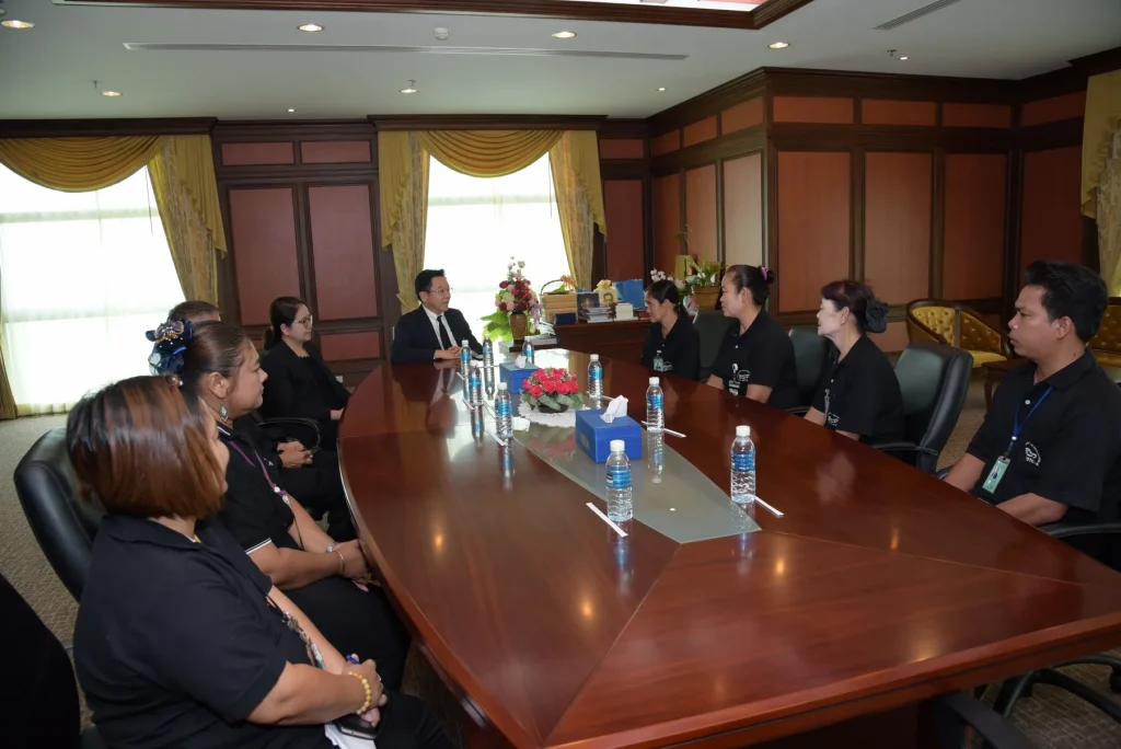 600825 01 มอบเกียรติบัตรให้กับพนักงานทำความสะอาดที่ทำความดี