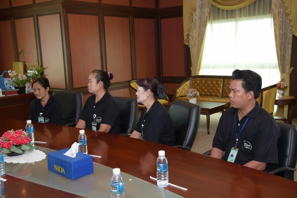 600825 02 มอบเกียรติบัตรให้กับพนักงานทำความสะอาดที่ทำความดี