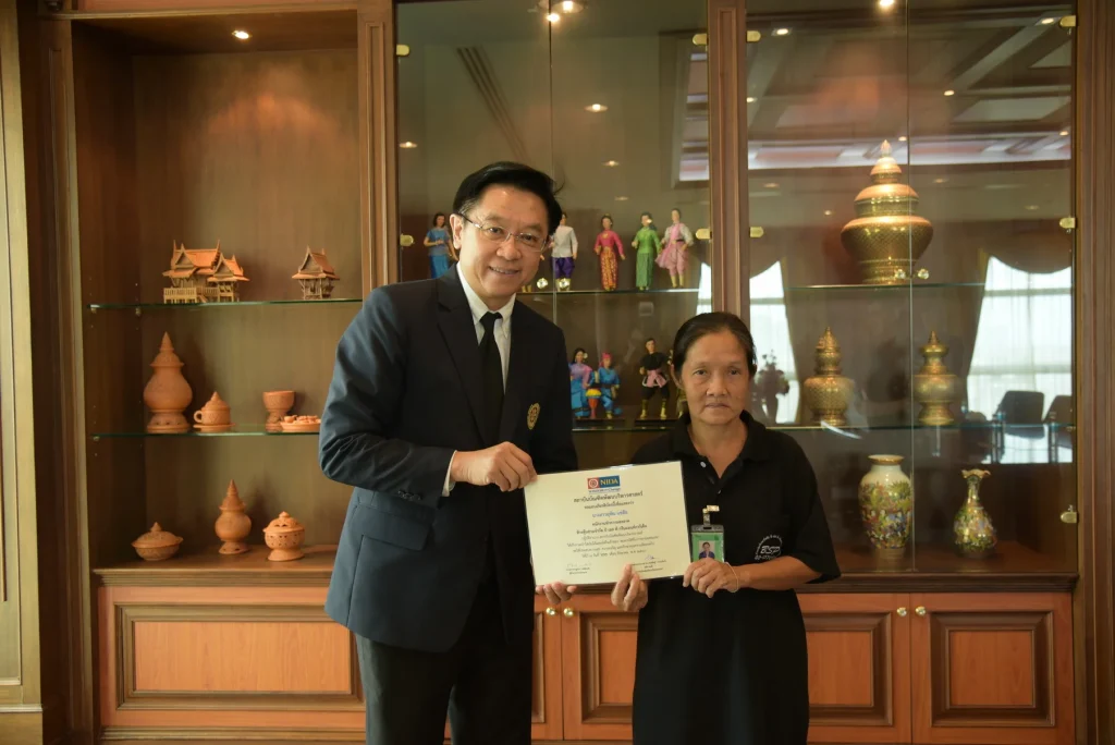 600825 04 มอบเกียรติบัตรให้กับพนักงานทำความสะอาดที่ทำความดี