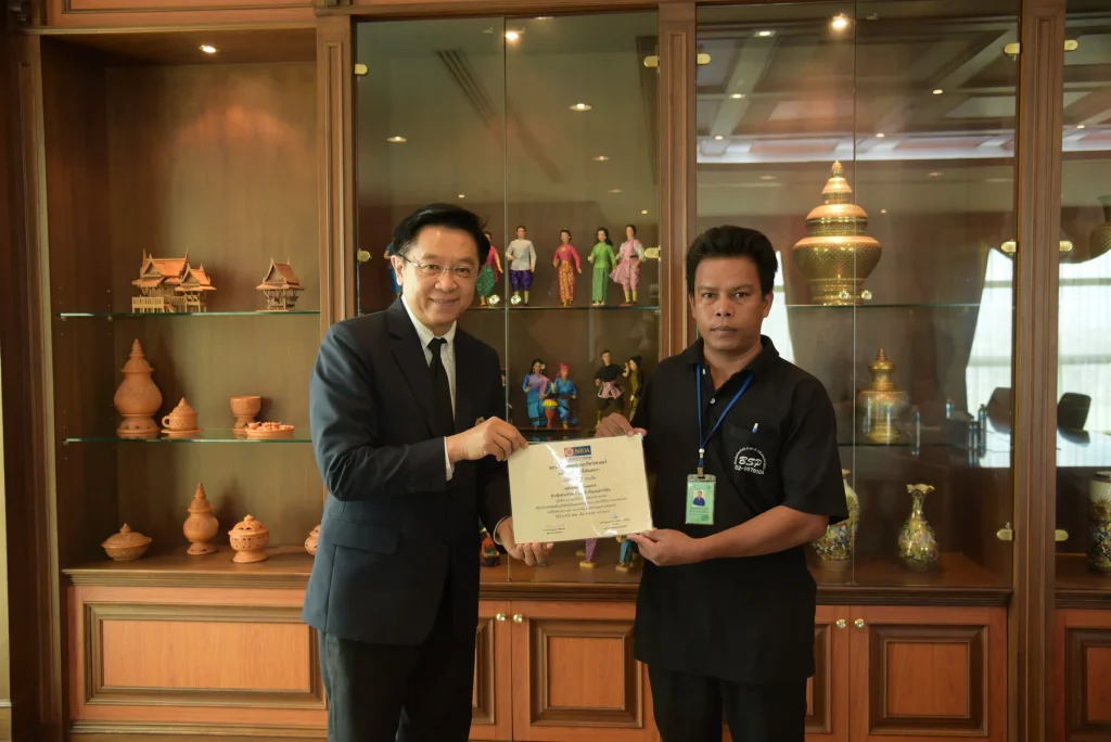 600825 05 มอบเกียรติบัตรให้กับพนักงานทำความสะอาดที่ทำความดี