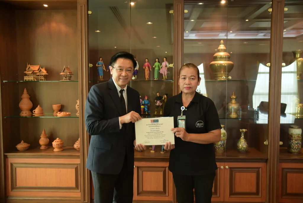 600825 06 มอบเกียรติบัตรให้กับพนักงานทำความสะอาดที่ทำความดี