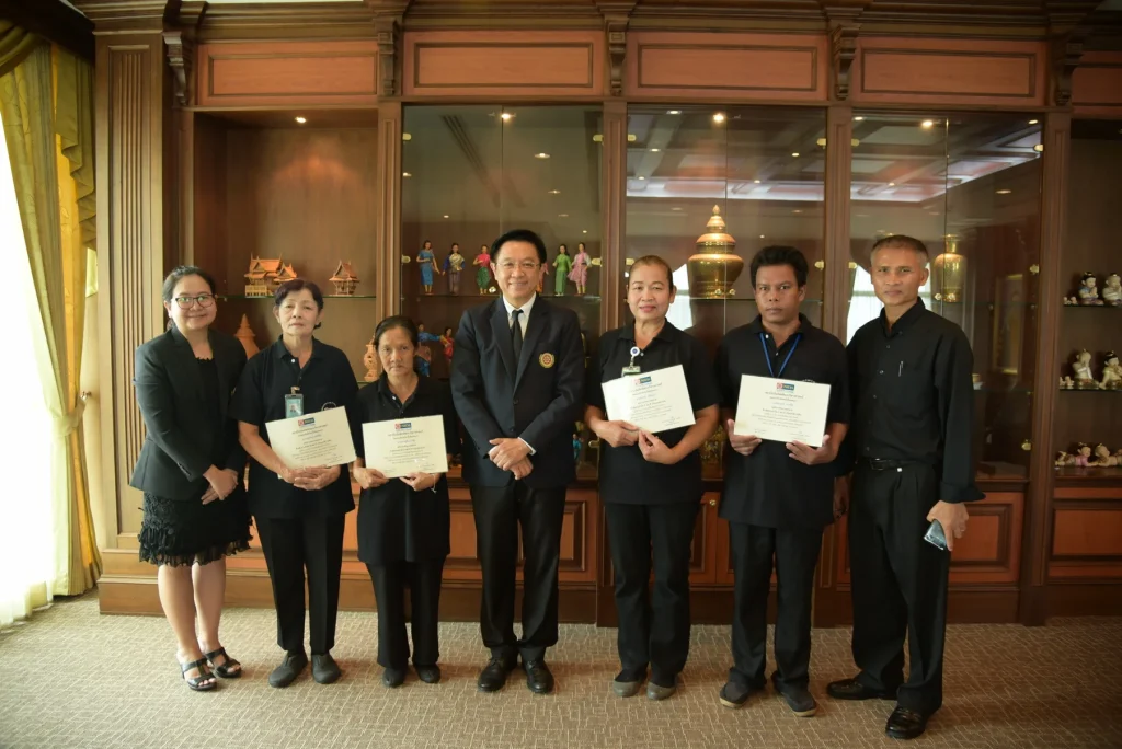 600825 08 มอบเกียรติบัตรให้กับพนักงานทำความสะอาดที่ทำความดี