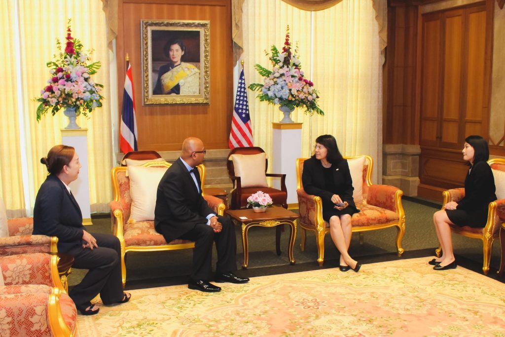 600914oia 03 11zon University of Nebraska Lincoln เยือนสถาบัน