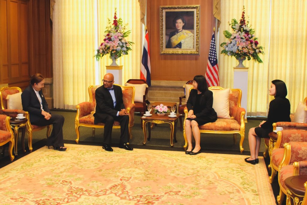 600914oia 04 11zon University of Nebraska Lincoln เยือนสถาบัน