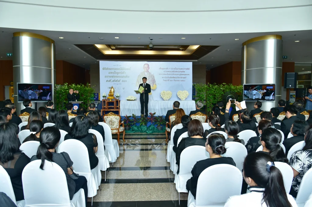 พิธีส่งมอบดอกไม้จันทน์แทนใจลูกนิด้าถวายพ่อของแผ่นดิน