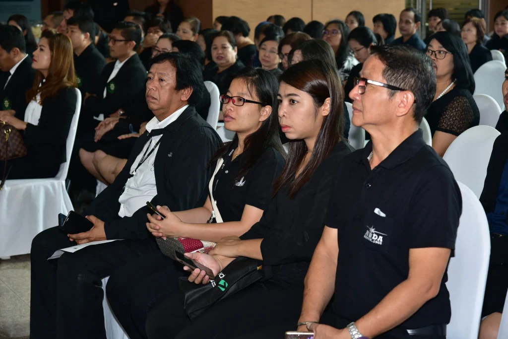 พิธีส่งมอบดอกไม้จันทน์แทนใจลูกนิด้าถวายพ่อของแผ่นดิน