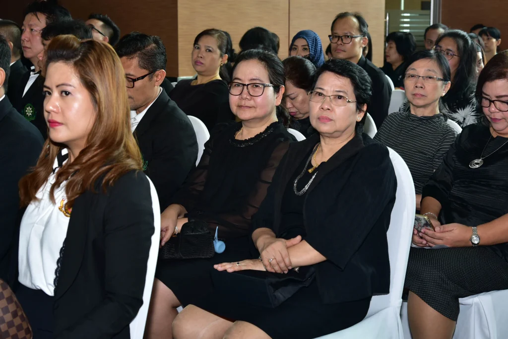 พิธีส่งมอบดอกไม้จันทน์แทนใจลูกนิด้าถวายพ่อของแผ่นดิน