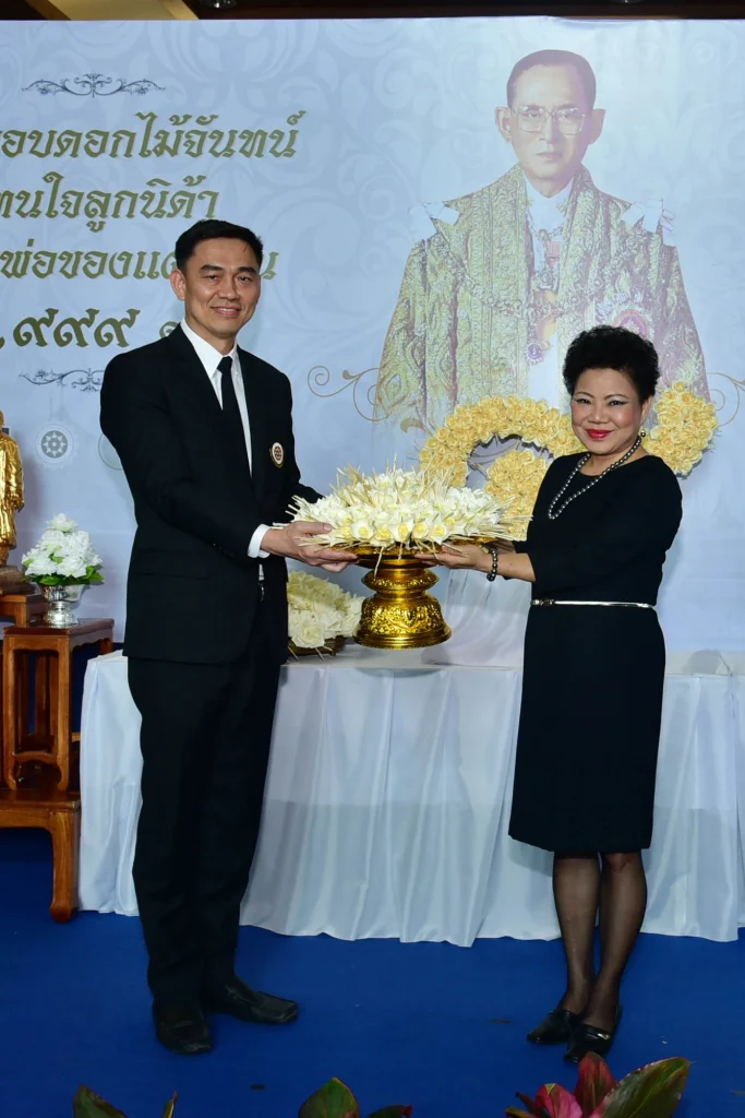 พิธีส่งมอบดอกไม้จันทน์แทนใจลูกนิด้าถวายพ่อของแผ่นดิน