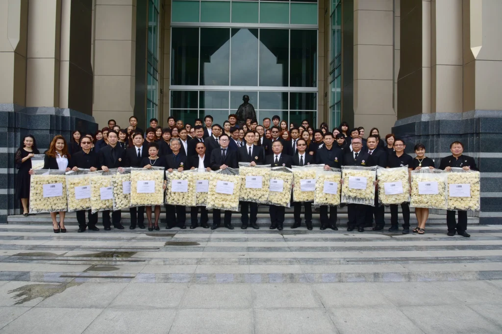 พิธีส่งมอบดอกไม้จันทน์แทนใจลูกนิด้าถวายพ่อของแผ่นดิน