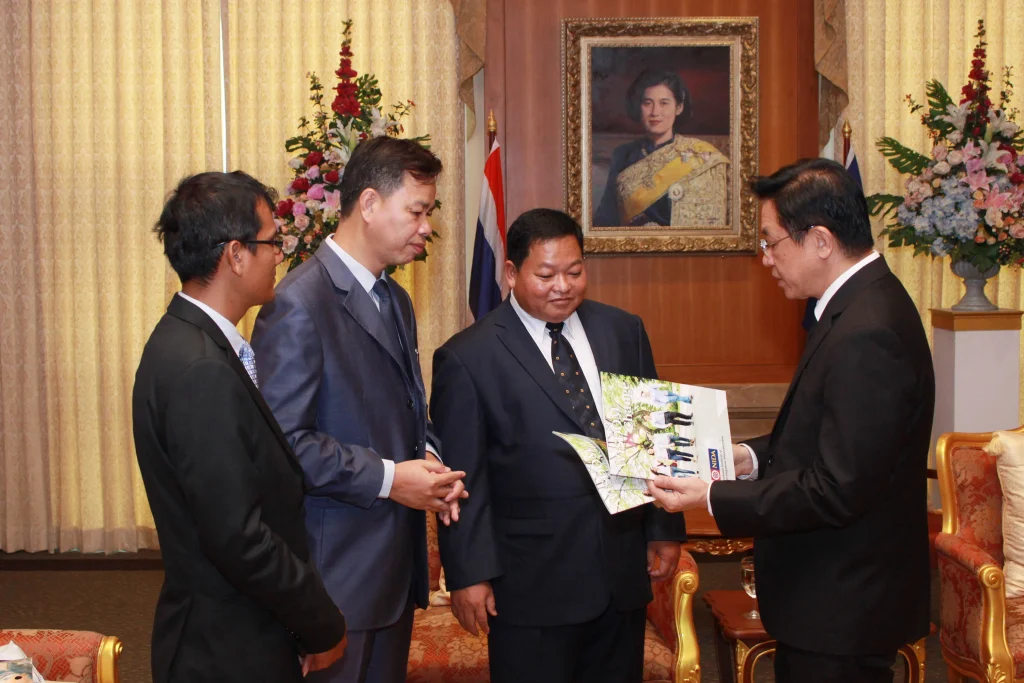 601010 10 scaled ผู้บริหาร RSA กัมพูชา เยือนสถาบัน