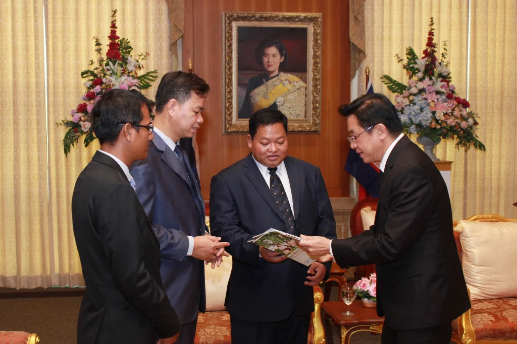 601010 11 scaled ผู้บริหาร RSA กัมพูชา เยือนสถาบัน