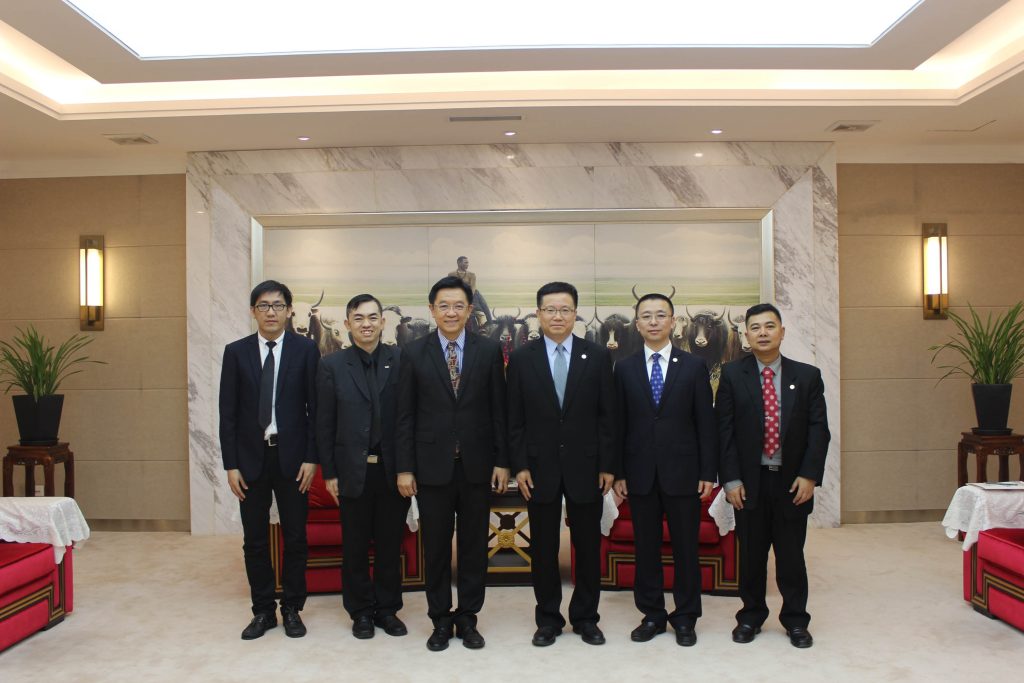 สถาบัน เยือน Chengdu University