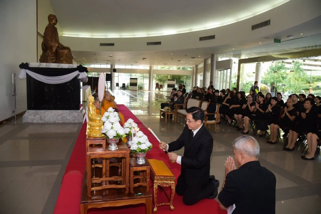 พิธีทำบุญตักบาตรข้าวสาร อาหารแห้ง เพื่ออุทิศถวายเป็นพระราชกุศลเนื่องในวันคล้ายวันสวรรคต พระบาทสมเด็จพระปรมินทรมหาภูมิพลอดุลยเดชบรมนาถบพิตร ครบ 1 ปี